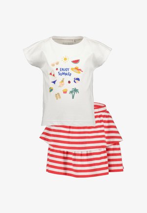 Biała bawełniana koszulka z kolorowymi, letnimi nadrukami i napisem „ENJOY SUMMER”, zestawiona z rozkloszowaną spódnicą w czerwono-białe paski.