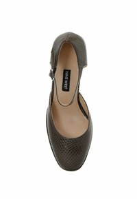 Ruskean käärmeprintillä varustetut ballerinat, joissa on pyöreä kärki, nahkamainen pinta ja säädettävä hihna. Sisävuori on beige.