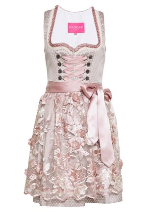 Robe traditionnelle rose avec un laçage style corset à l'avant, un nœud en satin à la taille, et une jupe tablier transparente brodée de fleurs.