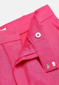 Pantaloni din in roz cu închidere cu un singur buton rotund și detalii din metal argintiu. Prezintă o textură netedă și cusături curate.