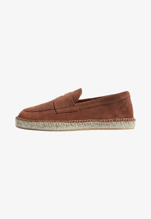 Brune ruskinds slip-on loafers med en vævet jute sål og dekorativ syning langs kanterne. Blød tekstur, afslappet design.