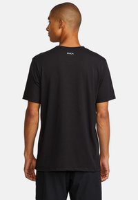 Schwarzes T-Shirt mit kurzen Ärmeln aus Baumwolle, mit rundem Halsausschnitt und einem Logotag hinten. Glatte Textur mit klassischer Passform.