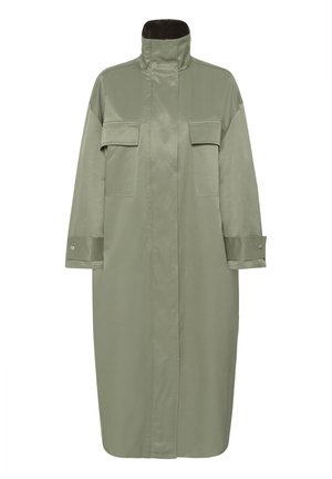 Palton lung verde măsliniu cu guler înalt, două buzunare cu clapetă pe piept, mâneci lungi cu manșete cu nasturi și închidere frontală ascunsă.