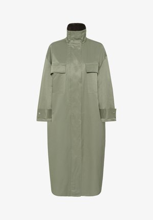 Hosszú olívazöld kabát magas gallérral, két mellzsebbel, hosszú ujjakkal, gombos mandzsettákkal és rejtett elülső záródással.