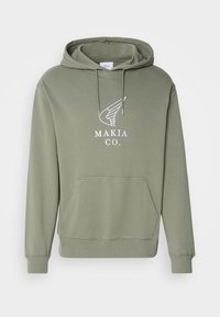 Sweat à capuche vert olive avec une poche avant, des poignets côtelés et une capuche à cordon de serrage. Caractérisé par le logo "MAKIA CO." en blanc et un graphique d'aile imprimé sur la poitrine.