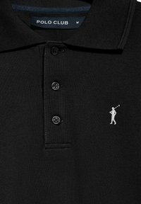 Sort polo shirt med tekstureret stof, tre knapper og et lille hvidt broderet golfspiller grafisk motiv på venstre brystområde.