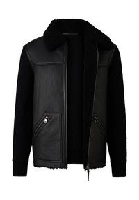 Zwarte leren jas met een kraag van schapenvacht, ritssluiting aan de voorkant en geribbelde zwarte gebreide mouwen. Voorzien van twee diagonale ritssluitingen aan de zakken.