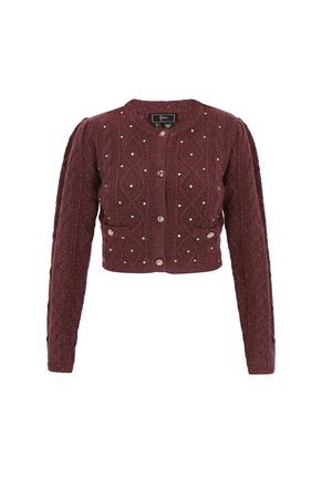 Burgundy színű, rövidített kardigán, texturált, fonott mintával, díszes gombokkal és apró, fényes részletekkel díszítve.