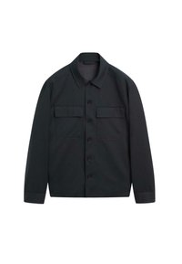 Camicia nera con bottoni, realizzata in tessuto morbido, con colletto a punta, due tasche frontali e maniche lunghe con polsini abbottonati.