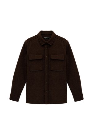 Ciemnobrązowa zapinana na guziki kurtka koszulowa z dwoma klapowymi kieszeniami na piersi i klasycznym kołnierzem, wyłożona płasko na białym tle.