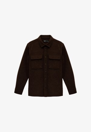 Veste-chemise marron foncé à boutons avec deux poches à rabat sur la poitrine et un col classique, présentée à plat sur un fond blanc.