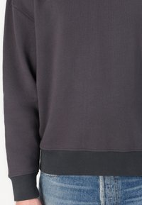 Mørkegrå sweatshirt med rund hals og ribbede manchetter, lavet af blødt stof, med en afslappet pasform og lige kant.