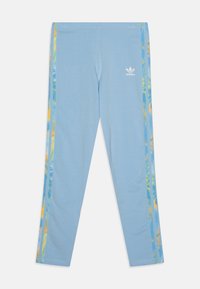 Lichtblauwe leggings van zachte stof met gestreepte zijkanten in groen, geel en blauw; beschikt over een klein wit Adidas-logo.
