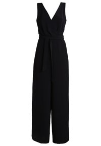 Svart jumpsuit med djup V-ringning, ärmlös design, cinchad midja med tygbälte och vida byxor. Slät textur.
