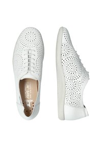 Chaussures blanches en cuir perforé avec un bout arrondi, un design à lacets et des semelles flexibles en caoutchouc. Texture lisse et style minimaliste.