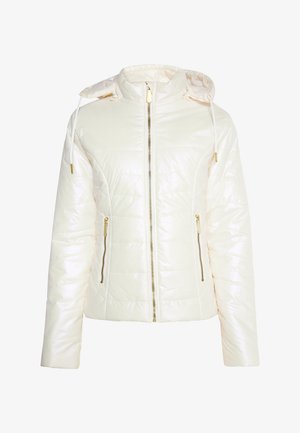 Veste matelassée blanche avec capuche, fermeture éclair avant et deux poches zippées verticales avec tirettes en métal doré.
