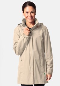 Lichtbeige waterdichte jas met een capuchon, elastische manchetten en zijzakken; voorzien van decoratieve roze accenten en merkinformatie.
