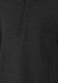 Schwarzer Half-Zip-Pullover aus strukturiertem Stoff mit horizontalen Streifen. Verfügt über einen Reißverschluss am Hals und elastische Bündchen für einfachen Tragekomfort.
