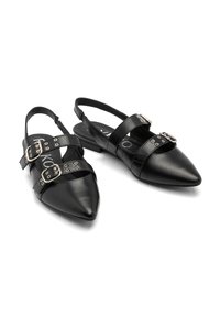 Czarne skórzane buty slingback z ostro zakończonym noskiem, z dwoma paskami z srebrnymi klamrami i wycięciami. Płaska podeszwa.
