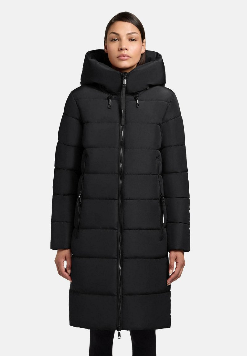 Must must coat, mille kõrge voodriga kapuutsiga, horisontaalse tikandiga disain, esiküljel tõmblukk ja külje tõmblukkude taskud. Sile, matt tekstuur.