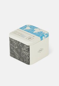 Conteneur en métal carré avec un design de carte du monde bleu et blanc sur le couvercle et un contour de carte du monde noir sur les côtés. Comprend le logo "FOSSIL".