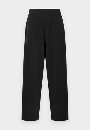Pantalon noir à coupe large, avec une texture lisse et une taille haute, agrémenté de plis sur le devant pour plus de détail.