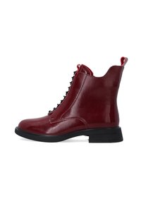 Læderlignende, glinsende bordeaux ankelstøvler med en robust sort sål og snørebånd. Har en sidezipper og en løkke til at trække i bagpå.