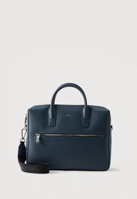 Σκούρο μπλε δερμάτινη τσάντα με διπλές λαβές στην κορυφή και αποσπώμενο λουρί. Διαθέτει μπροστινή τσέπη με φερμουάρ και υφή στην επιφάνεια. Ασημένια ακραία στοιχεία.