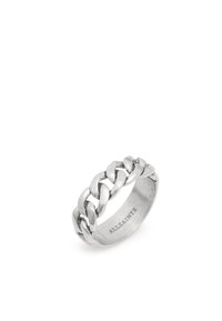 Bague en argent avec des maillons de chaîne entrelacés et un bandeau lisse, présentant une finition polie et un marquage gravé à l'intérieur.