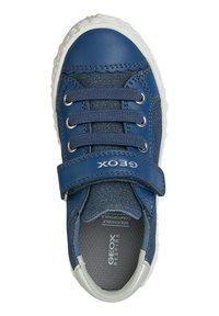 Zapatilla azul con parte superior de cuero y textil, con cordones y una tira de velcro. Suela de goma blanca con acentos de diseño floral.