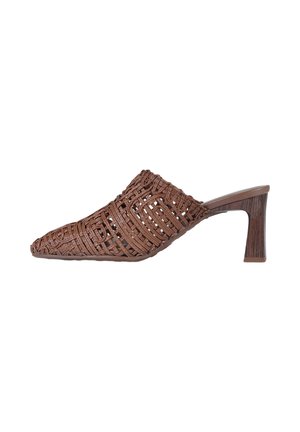 Scarpa mule marrone intrecciata con punta appuntita e tacco a blocco, caratterizzata da un design a traliccio aperto e un tacco con texture legno.