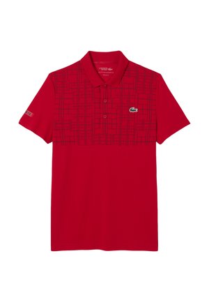 Polo rosso realizzato in tessuto morbido, con un motivo geometrico in rosso scuro, colletto con chiusura a due bottoni e logo Lacoste sul petto.