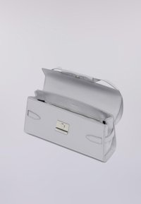 Grijze leren handtas met een slank ontwerp, voorzien van een klep-sluiting en een metalen hardwareaccent. Het interieur bevat een ritsvak.