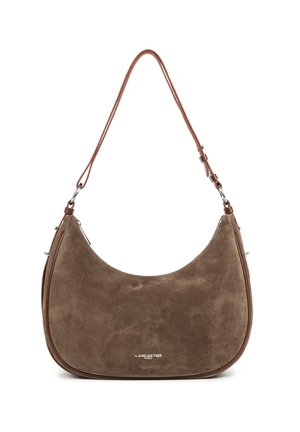 Borsa hobo in suede marrone con forma curvada, doppi manici in pelle e dettagli hardware in argento. Presenta un sottile logo del marchio sulla parte anteriore.