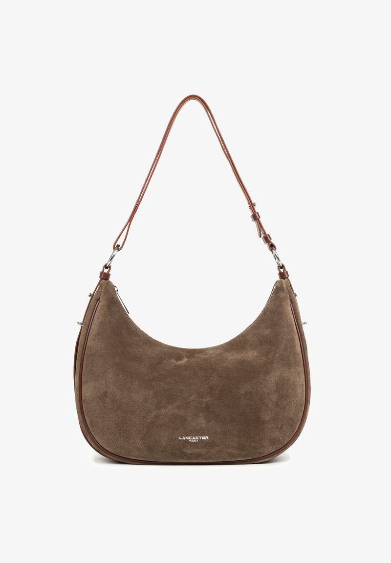 Borsa hobo in suede marrone con forma curvada, doppi manici in pelle e dettagli hardware in argento. Presenta un sottile logo del marchio sulla parte anteriore.