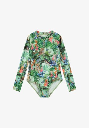 Costume da bagno intero a maniche lunghe con stampa tropicale verde, caratterizzata da foglie, fiori e motivi di animali; dotato di una zip frontale.