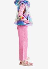 Chaleco inflado iridiscente, camisa de manga larga rosa con diseño de dibujos animados, pantalones vaqueros rosa claro y sandalias beige con detalles divertidos.