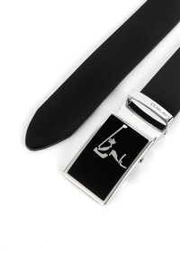 Schwarzer Leder-Gürtel mit einer silbernen Metallschnalle, die eine rechteckige Einlage aus schwarzem Emaille und ein stilisiertes Design, das auf der Oberfläche eingraviert ist, aufweist.