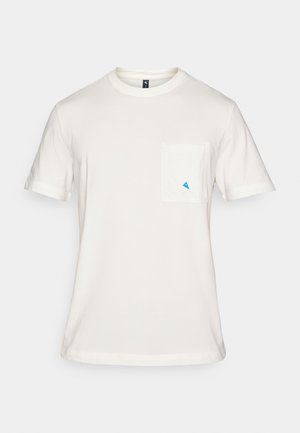 Camiseta blanca de algodón con mangas cortas, cuello redondo y un bolsillo en el lado izquierdo del pecho que presenta un pequeño logotipo triangular azul.