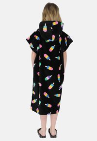 Accappatoio da spiaggia in velluto nero con cappuccio, caratterizzato da un pattern di ghiaccioli colorati. Maniche corte, design fino al ginocchio, texture morbida e vestibilità comoda.