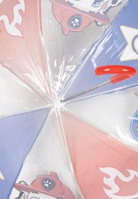Transparante paraplu voor kinderen met een rode handgreep, voorzien van kleurrijke panelen en illustraties van een cartoonbrandweerman hond.