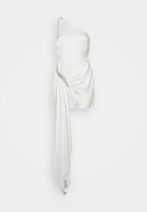 Vestido blanco de satén con un solo hombro que presenta tejido drapeado, dobladillo asimétrico y detalles embellidos en la cintura. Textura suave.