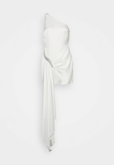 Balti satino su vienu petimi suknelė, pasižyminti drapiruotu audiniu, asimetrine apatine dalimi ir puošniomis detalėmis liemens viduryje. Lygus paviršius.