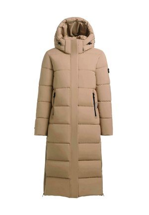 Long manteau en duvet beige avec capuche, dotée d'une fermeture éclair, de poches latérales et d'un design matelassé pour l'isolation. Texture lisse.