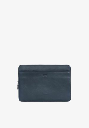 Skórzana osłona na laptopa w ciemnogranatowym kolorze, gładka tekstura, zamek błyskawiczny, przednia kieszeń i wytłoczone logo na dole. Prostokątny kształt.