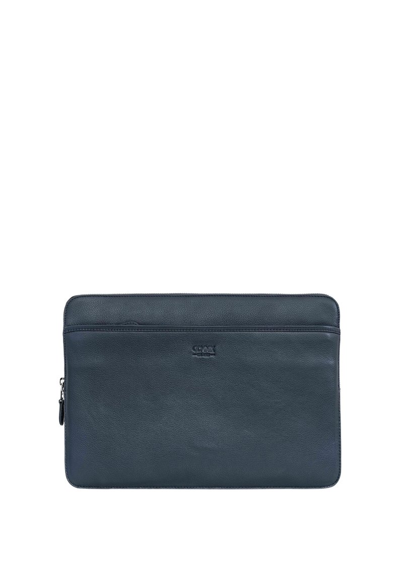 Skórzana osłona na laptopa w ciemnogranatowym kolorze, gładka tekstura, zamek błyskawiczny, przednia kieszeń i wytłoczone logo na dole. Prostokątny kształt.