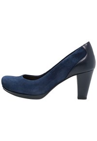 Námořnicky modrá lodička s kulatou špičkou, vyrobená z semiše a syntetické kůže, s vysokým, zužujícím se podpatkem a hladkým povrchem.