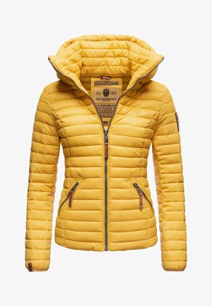 Sárga steppelt pufinak a gallérja magasan van, elöl cipzáros, és két oldalsó zseb található rajta. Simább textúrával és logós díszítéssel rendelkezik.