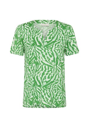 Grøn og hvid kortærmet bluse med abstrakt zebramønster og en lille V-formet udskæring i letvægtsstof.