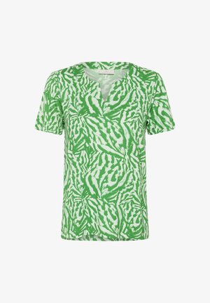 Zeleno-bela srajca s kratkimi rokavi z abstraktnim vzorcem zebre in majhnim V-izrezom na lahkem tkanju.